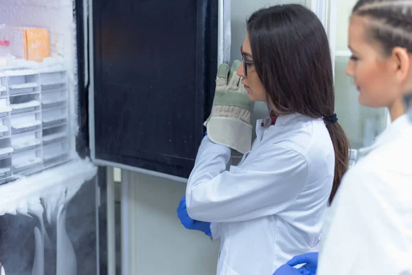 Valentina and Camila in the lab